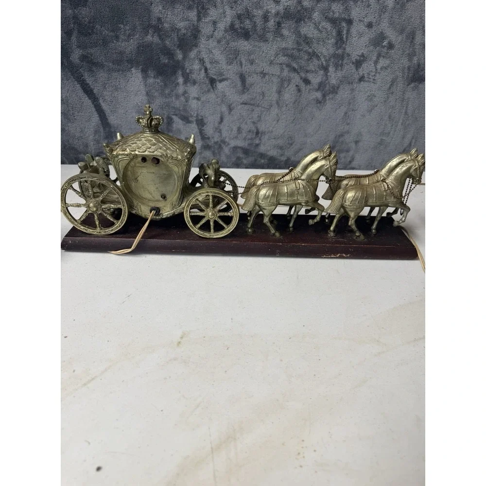 Vtg United Clock 4 Horse And Carriage Gold Tone ClockMade In USA Doesn't Work